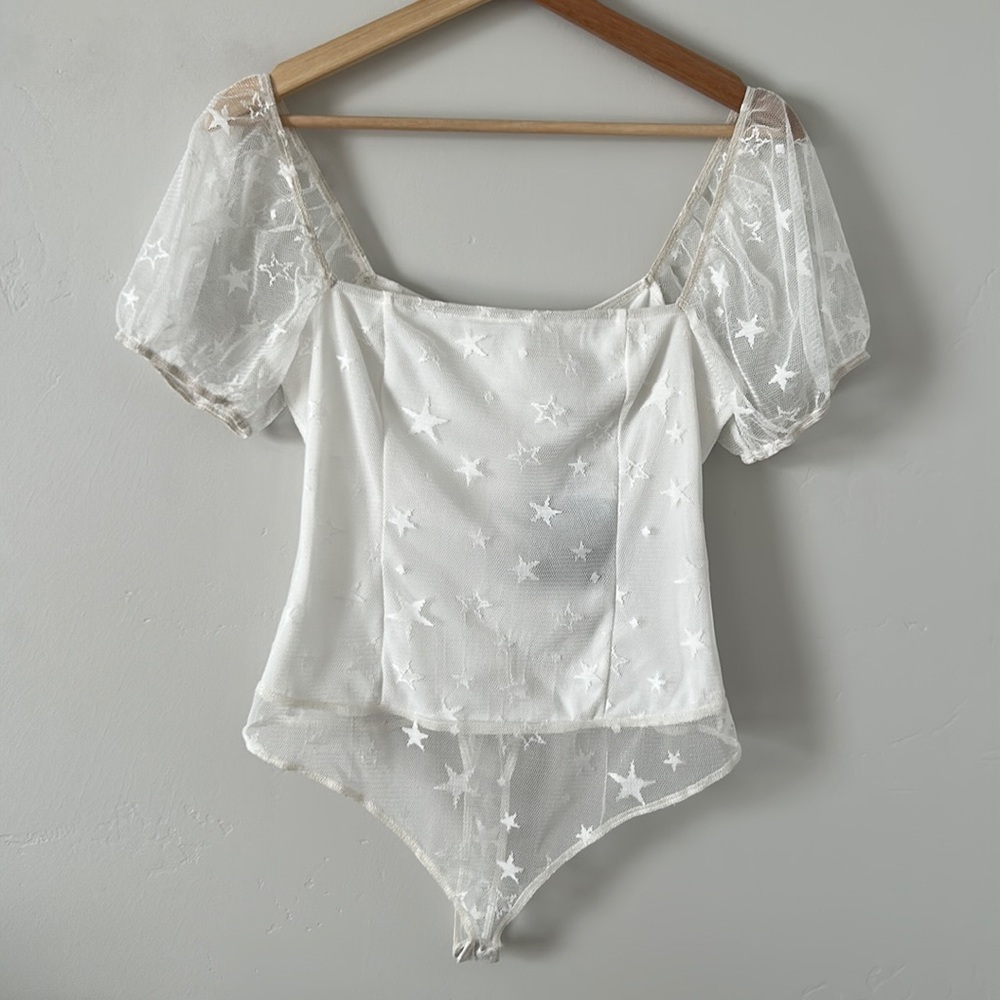 Le Lis Collection puff sleeve mesh star bodysuit in white